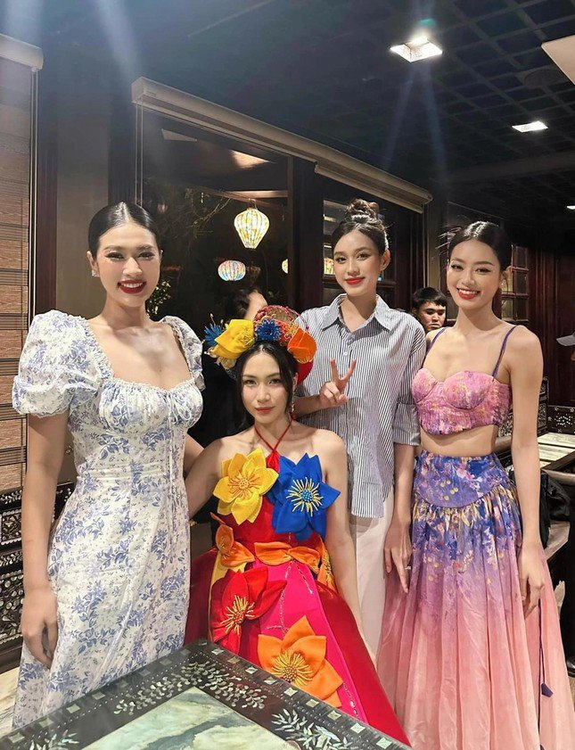 Nhưng vui nhộn nhất chắc hẳn với là bức hình Hòa Minzy đứng cùng Hoa hậu Đỗ Thị Hà, Thiên Ân. Nếu chỉ nhìn bức ảnh này, ai cũng ngỡ nữ ca sĩ đang ngồi còn ba nàng hậu đứng nên mới chênh lệch đến như vậy. Nhưng thực tế thì Hòa Minzy cũng đang đứng. Vì cả Hòa Minzy lẫn ba nàng hậu đều đi giày cao nên nữ ca sĩ vẫn nhỏ bé hơn hẳn.