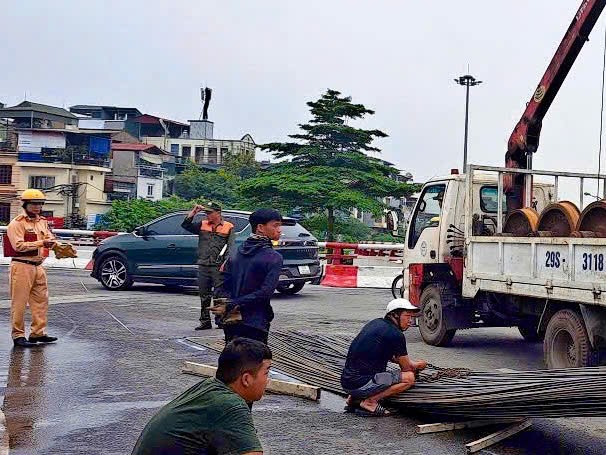 Bó sắt dài 12 mét rơi xuống đường khiến giao thông sáng 19/5 ùn tắc kéo dài khu vực cầu Chương Dương (ảnh hưởng sang cả phía cầu Long Biên và đường lân cận).