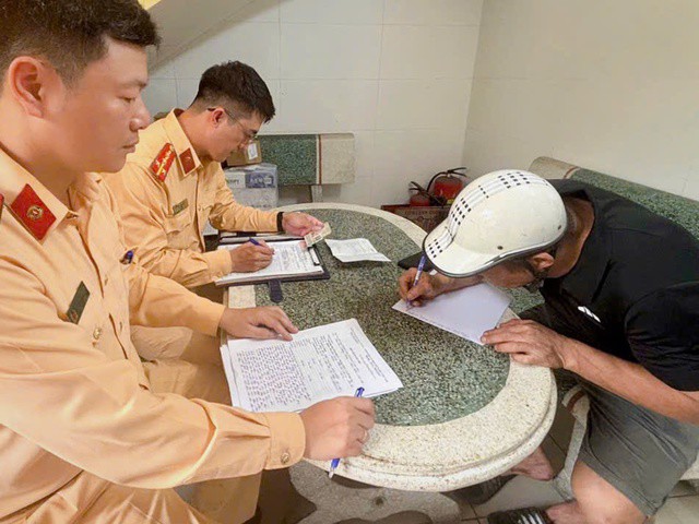 Đội CSGT đường bộ số 1 xử lý tài xế điều khiển xe tải vi phạm.