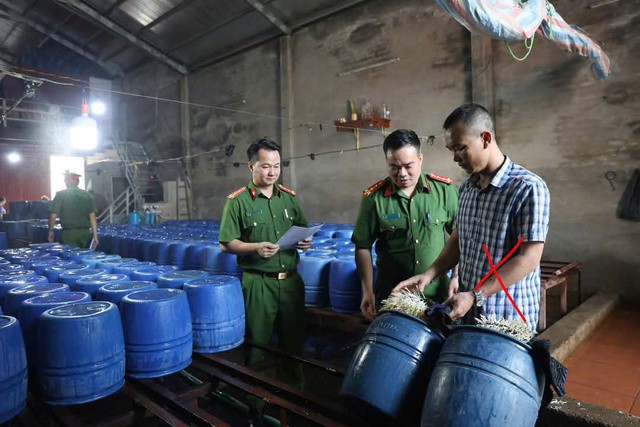 Đối tượng Nguyễn Văn Tân mặc áo kẻ.