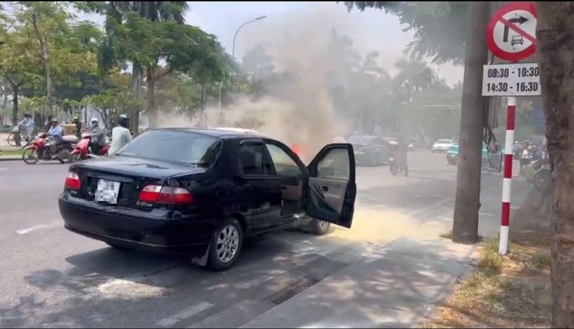 Hai vợ chồng trên xe đã kịp thời tung cửa bỏ chạy.