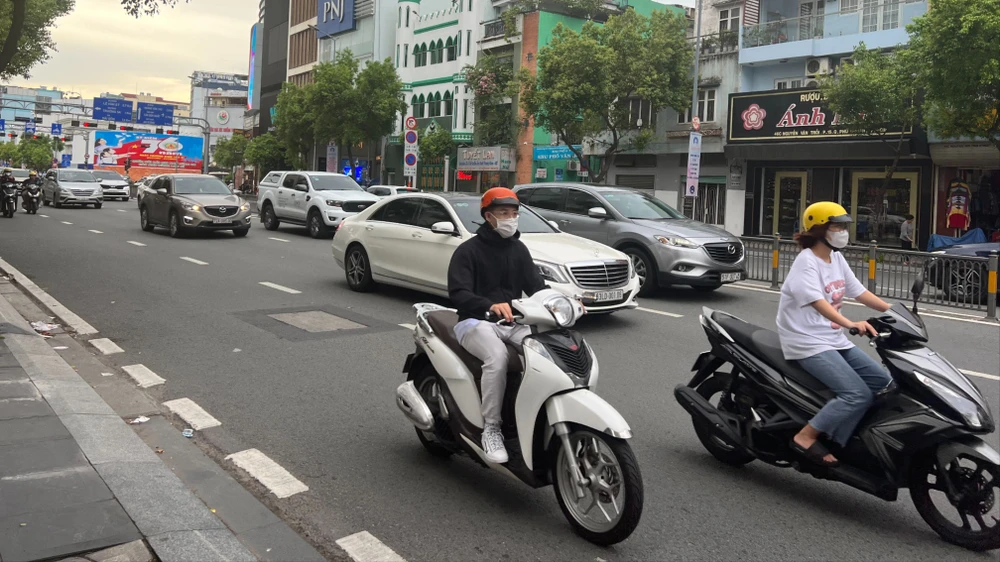Tại Việt Nam tình trạng ô nhiễm môi trường không khí tại Việt Nam nói chung và một số đô thị lớn nói riêng có xu hướng gia tăng, do đó cần sớm ban hành lộ trình tiêu chuẩn khí thải xe máy. Ảnh: TN