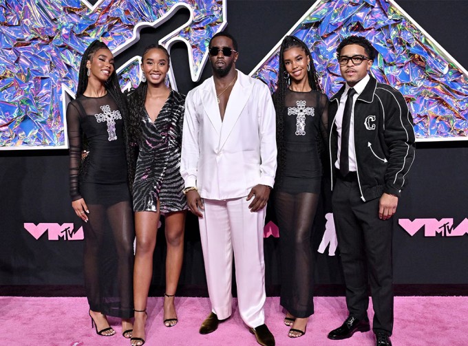 Diddy (giữa) bên cặp song sinh Jessie và D'Lila cùng con gái Chance Combs (thứ hai từ trái sang), con trai Justin (bên phải). Ảnh: FilmMagic