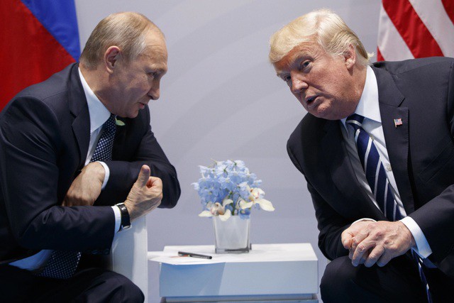 Tổng thống Nga Vladimir (trái) và Tổng thống Mỹ Donald Trump trong một cuộc hội đàm năm 2017, trong nhiệm kỳ đầu của ông Donald Trump - Ảnh: AP