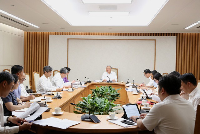 Phó Thủ tướng Thường trực Chính phủ Nguyễn Hòa Bình làm việc với Bộ Nội vụ về rà soát, xây dựng Nghị định về phân cấp, phân quyền. Ảnh: VGP/Nguyễn Hoàng.