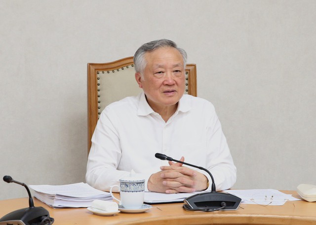 Phó Thủ tướng Thường trực Chính phủ Nguyễn Hòa Bình hoan nghênh Bộ Nội vụ đã có sự chuẩn bị chu đáo 2 dự thảo nghị định thuộc lĩnh vực của ngành. Ảnh: VGP/Nguyễn Hoàng.