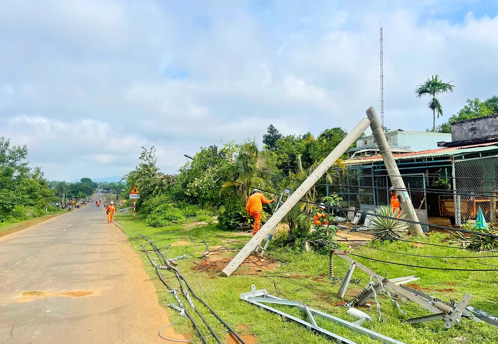 Hàng loạt trụ điện bị gãy đôi khiến gần 2.000 khách hàng mất điện. Hàng loạt trụ điện bị gãy đôi khiến gần 2.000 khách hàng mất điện.
