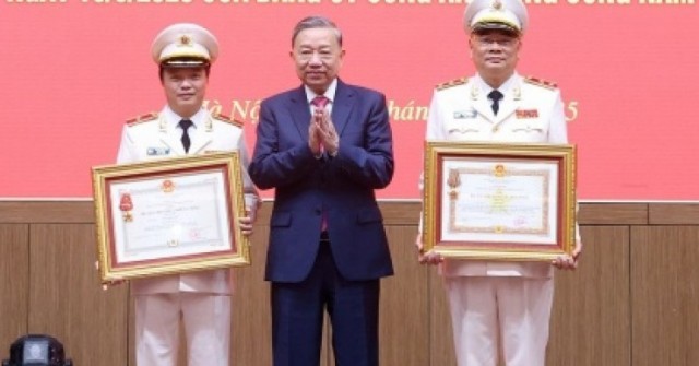 Trao huân chương Quân công hạng 3 cho Trung tướ...