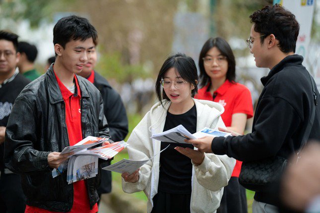 Thí sinh tìm hiểu thông tin tuyển sinh hồi tháng 3. Ảnh: Nam Trần