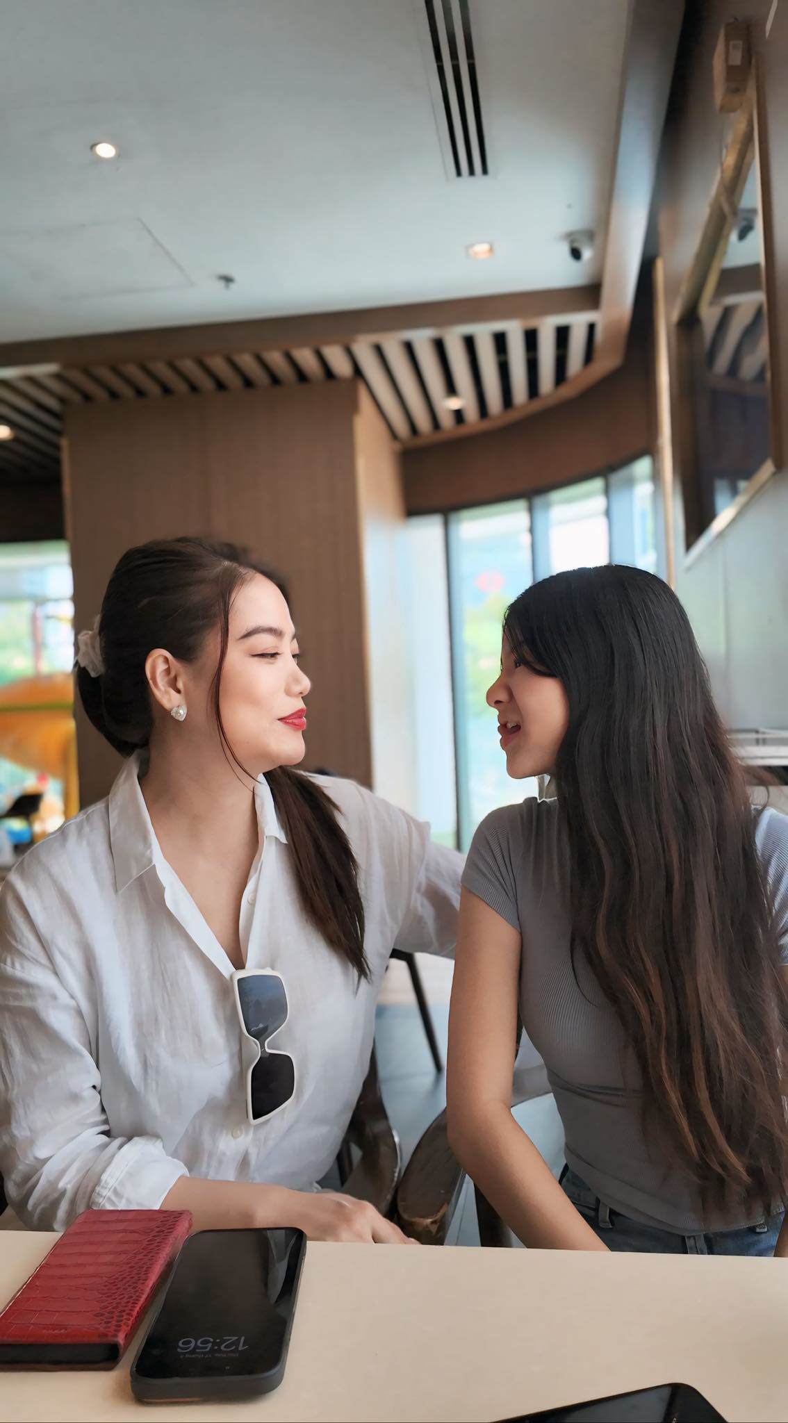 Ở tuổi 17, Bảo Tiên được khen thừa hưởng nét đẹp của mẹ và cha. Cô bé sở hữu vẻ ngoài cá tính, hiện đại, cùng chiều cao trên 1m70. 
