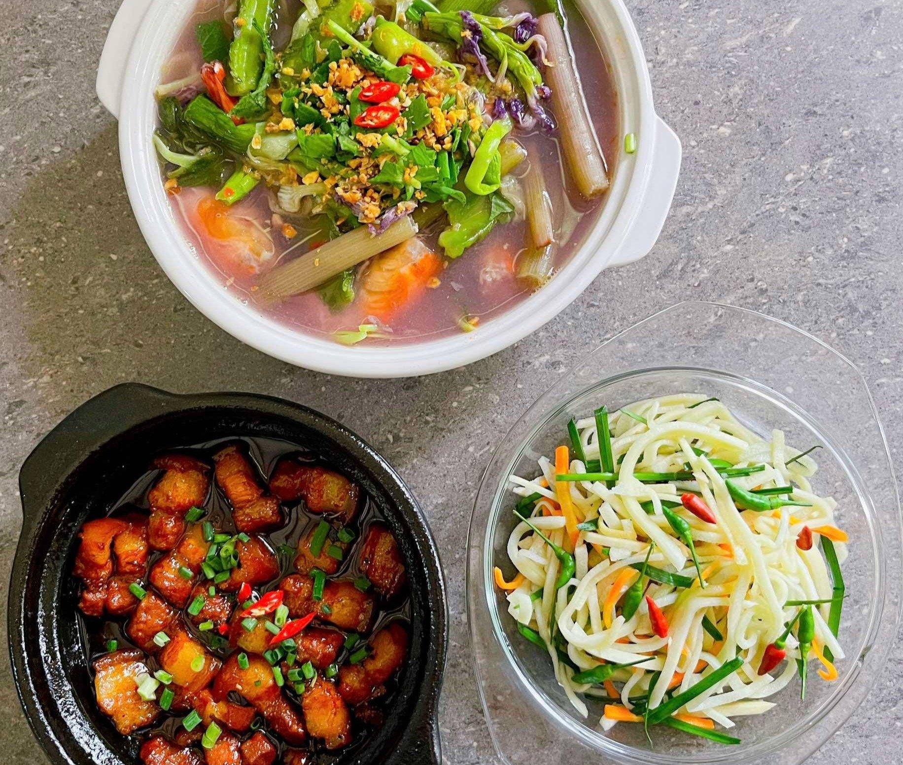 Gia đình chị Bảo thường đem củ hũ dừa kho chay, muối chua hoặc đổ bánh xèo. Ảnh: Gia Bảo