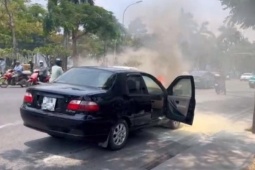Ô tô bốc cháy ngùn ngụt giữa phố, hai vợ chồng tung cửa bỏ chạy