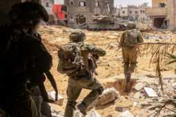 Israel đánh lớn, đổ quân vào cả 2 đầu dải Gaza