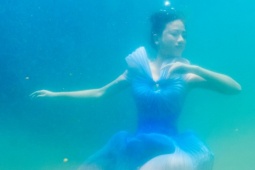 Thí sinh Miss Cosmo Vietnam chụp ảnh dưới biển sâu 10 m