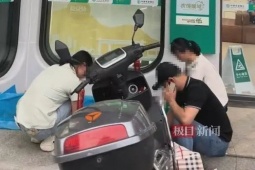 Bệnh nặng cũng phải đích thân đi rút tiền, cụ bà chết thương tâm ngay tại ngân hàng