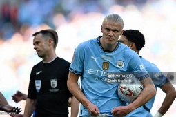 Haaland giận dữ vì penalty định mệnh, hàng loạt câu hỏi với Guardiola - Man City