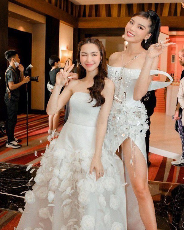 Nữ ca sĩ không hề ngại đứng cạnh Hoa hậu Tiểu Vy hay Kỳ Duyên để xác thực câu ví von “chân dài tới nách” mà mọi người hay nói.