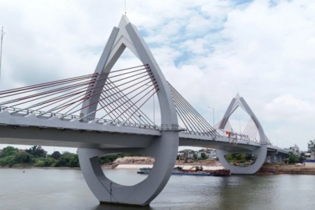 Cầu biểu tượng hình búp sen ở Nam Định thông xe