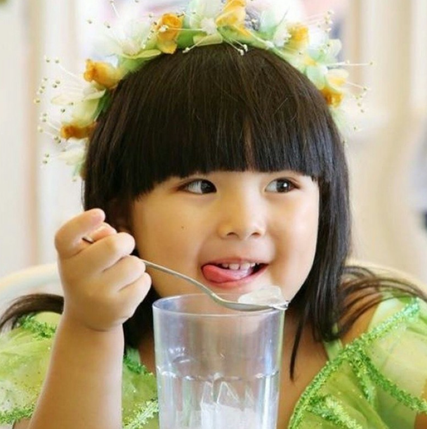 Bé gái "Bố ơi! Mình đi đâu thế?" càng lớn càng xinh, 14 tuổi gặp Hoàng hậu Anh, tương lai thừa kế 175 nghìn tỷ - 8