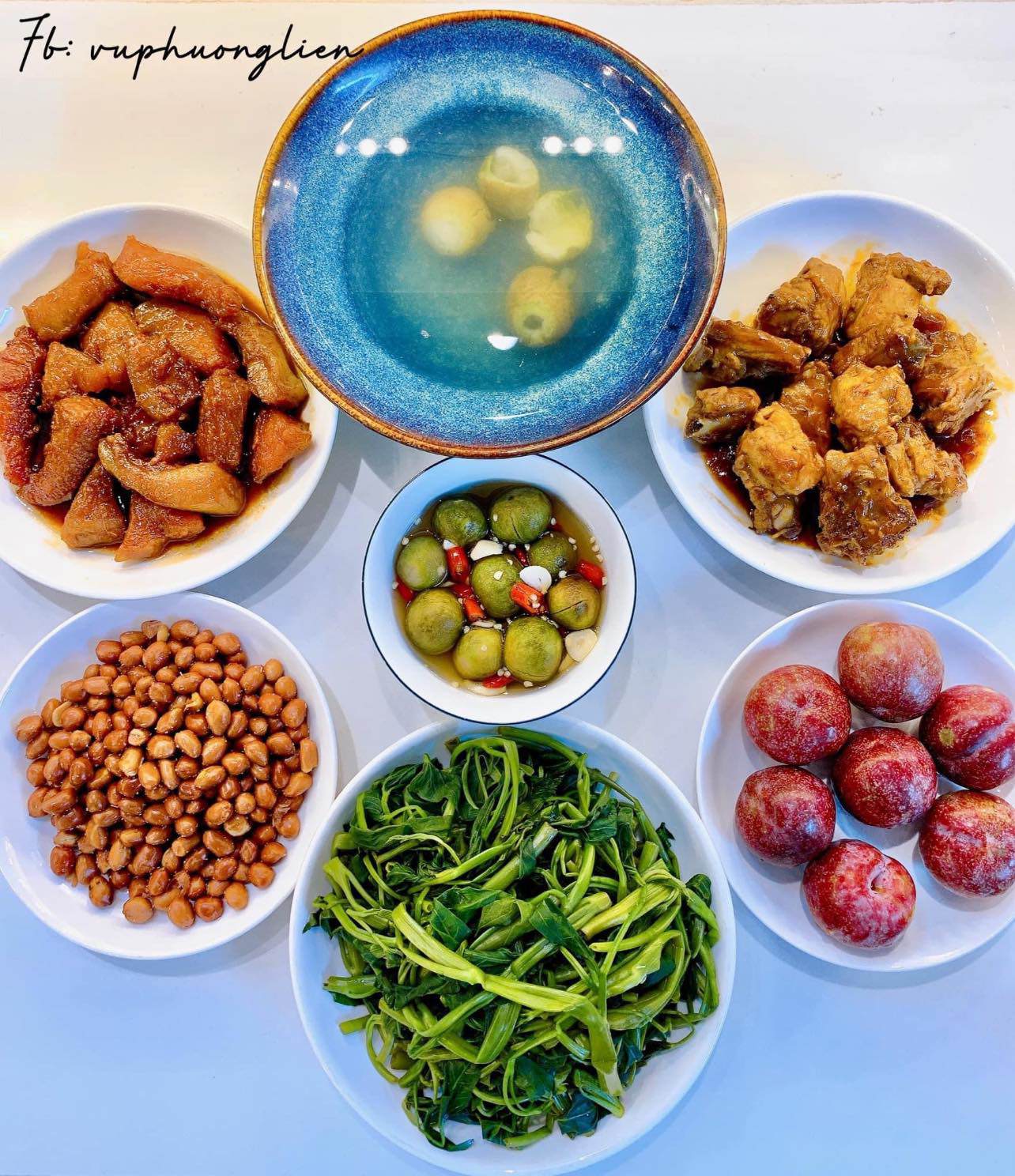 Thành phẩm quả sấu giòn tan, chua chua, cay cay, ngọt ngọt, thơm đậm đà mùi mắm tỏi. Phần nước mắm ngâm mọi người lấy ra để chấm cùng thịt luộc, rau luộc vô cùng ngon.
