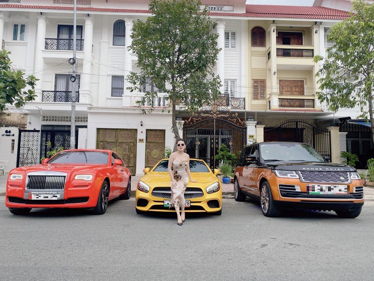 Nữ đại gia khoe dáng bên dàn siêu xe.