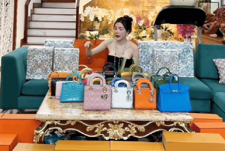 Ngân Collagen đập hộp vài chục chiếc túi hàng hiệu cùng một lúc.