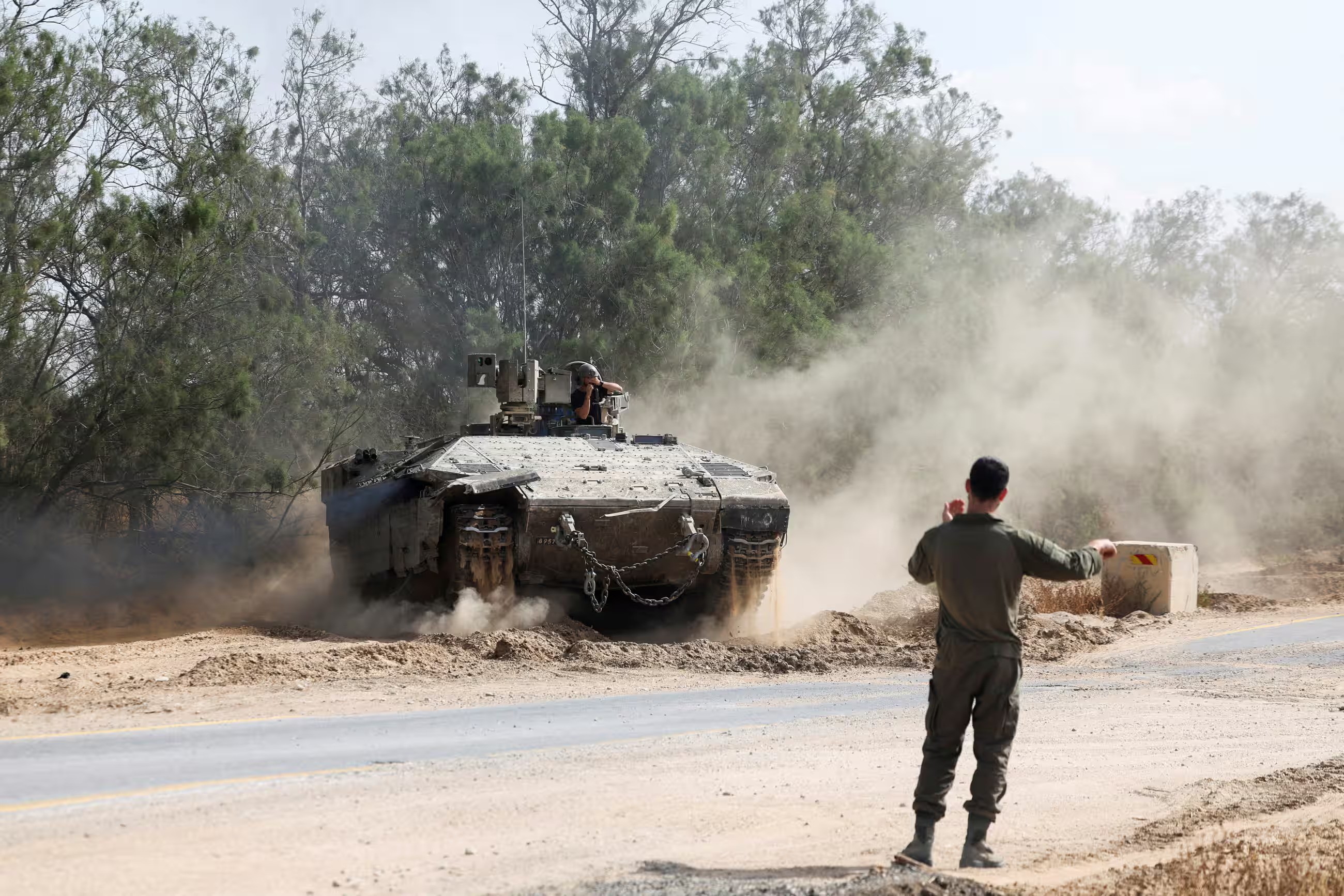 Xe tăng Israel tiếp tục tiến vào Dải Gaza (ảnh: Reuters)