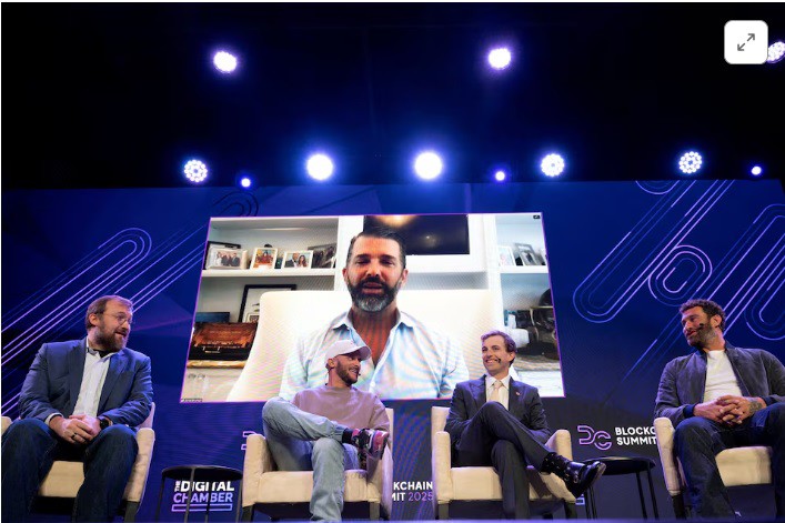 Charles Hoskinson điều hành một hội thảo khi Chase Herro, Zach Witkoff, Zak Folkman và Donald Trump Jr. phát biểu về World Liberty Financial tại Hội nghị thượng đỉnh DC Blockchain 2025 ở Washington, DC, Hoa Kỳ