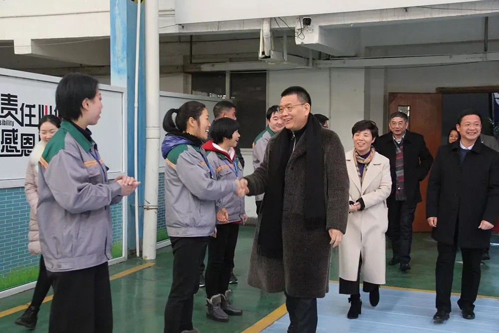 Tỷ phú Bian Ximing trong chuyến thăm một trong những nhà máy của Zhongcai ở tỉnh Chiết Giang năm 2018.