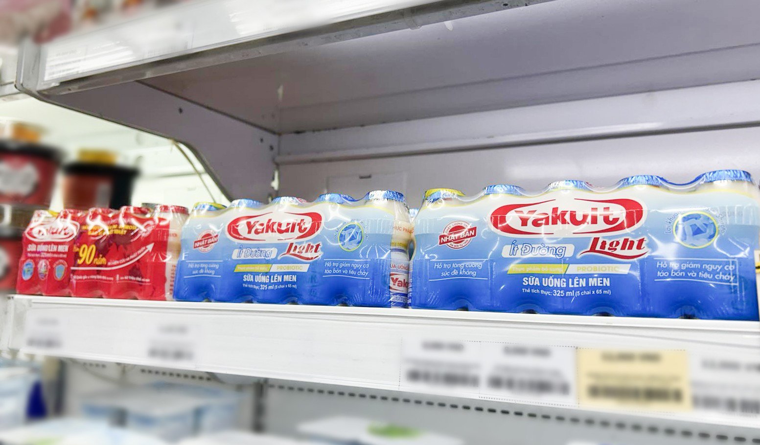 Yakult nguyên bản và Yakult Light được bày bán trên các kệ hàng tại siêu thị