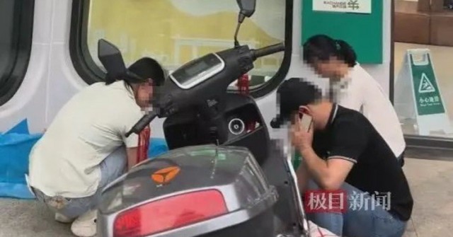 Bệnh nặng cũng phải đích thân đi rút tiền, cụ b...