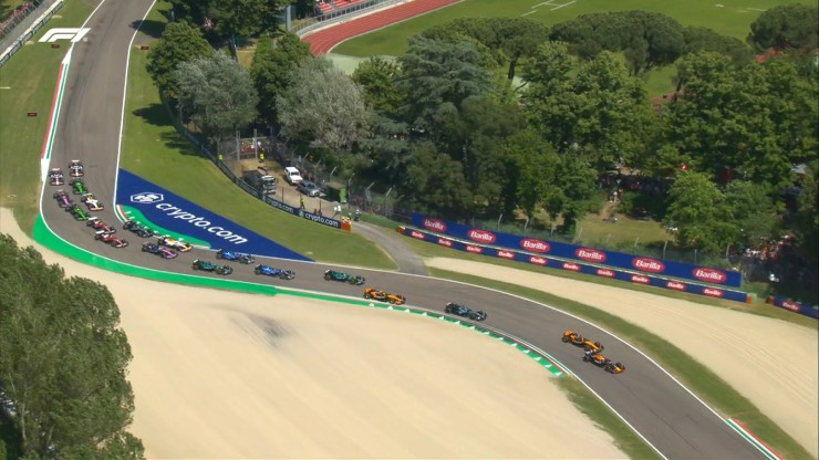  Verstappen sớm giành quyền kiểm soát sau 2 góc cua