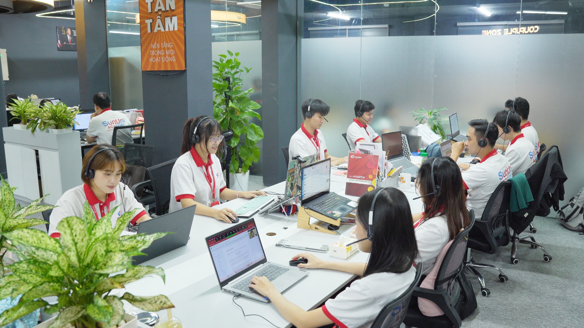 Mỗi giáo viên tại SunUni Academy đều phải trải qua ít nhất 2 năm kinh nghiệm giảng dạy trước khi chính thức đảm nhận lớp học.