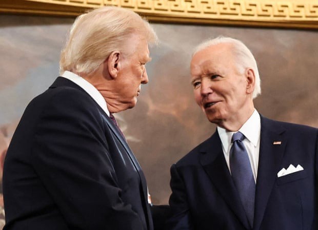 Ông Trump và ông Biden trong một sự kiện vào đầu năm 2025. Ảnh: Rex