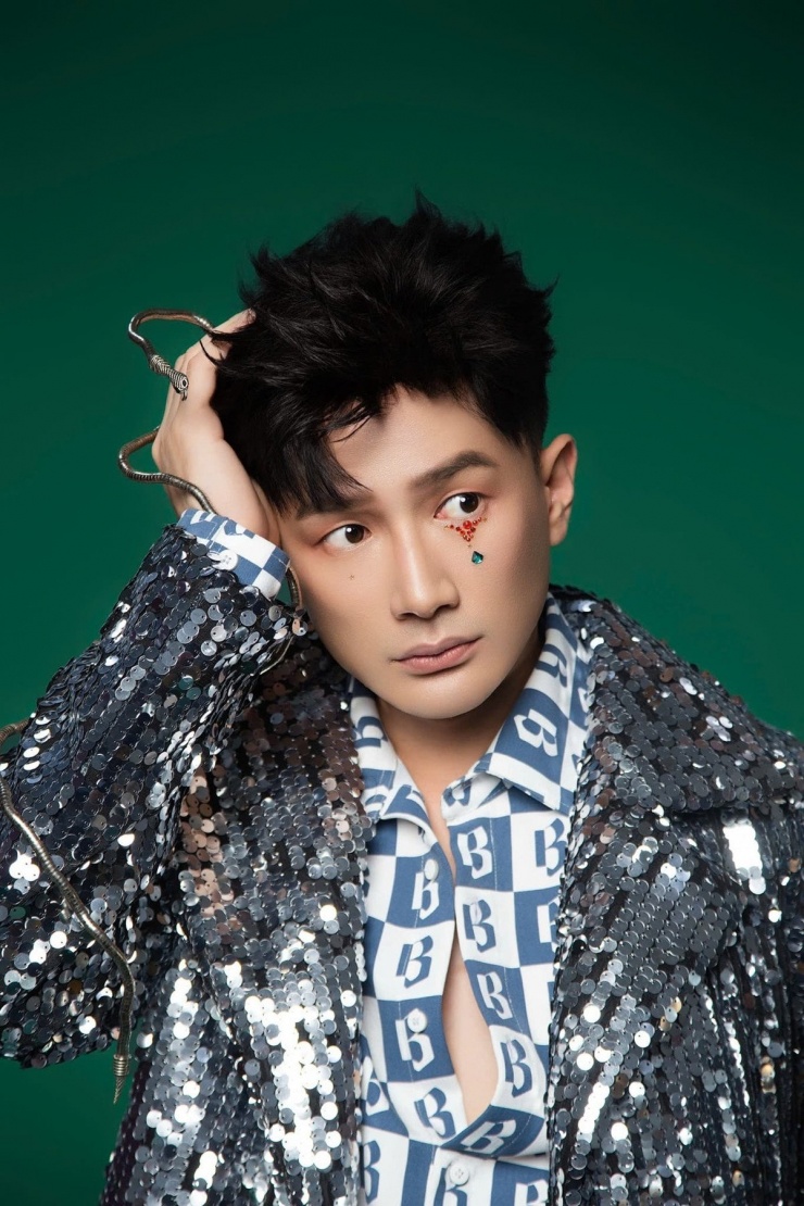 Cho những ai chưa biết, trước khi được biết đến trong vai trò một nhân vật truyền thông có nhiều phát ngôn gây chú ý, anh từng theo học ngành Dược tại Đại học Y Dược Cần Thơ.