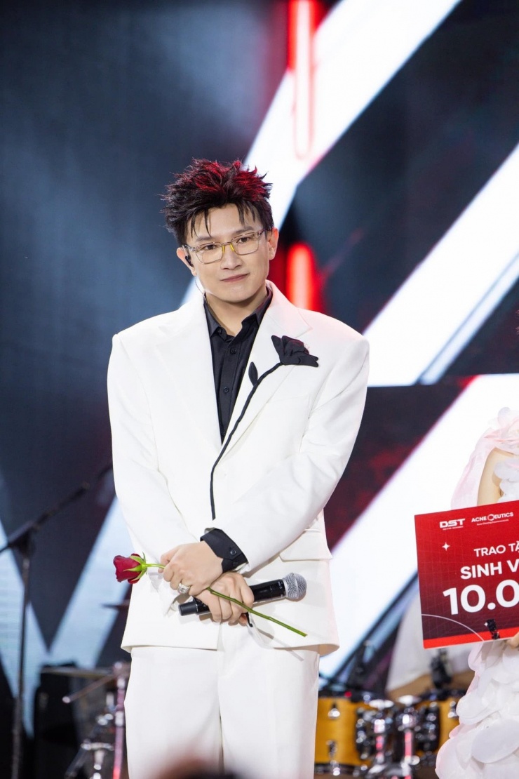 Những năm gần đây, Dược Sĩ Tiến thường xuyên bắt tay cùng Hương Giang làm NSX trong loạt show truyền hình như The Next Gentleman, The New Mentor, Miss Universe Vietnam. Cả hai tạo thành một bộ đôi gây chú ý khi theo đuổi phong cách sản xuất chương trình đậm tính drama.