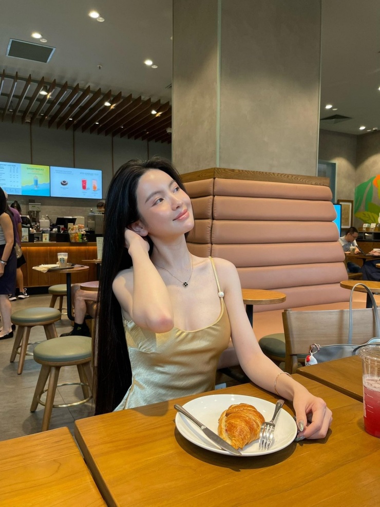 Trong loạt ảnh chia sẻ trên trang cá nhân, Chu Thanh Huyền diện áo yếm đơn giản nhưng vẫn tôn lên trọn vẹn đường cong mềm mại cùng làn da trắng sứ không tì vết.