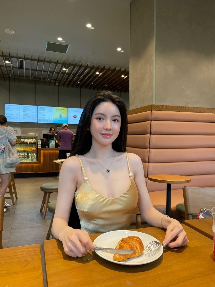 Lối trang điểm nhẹ nhàng cùng mái tóc đen suôn thẳng khiến vợ Quang Hải vừa mang nét ngọt ngào, vừa sang chảnh khó rời mắt.