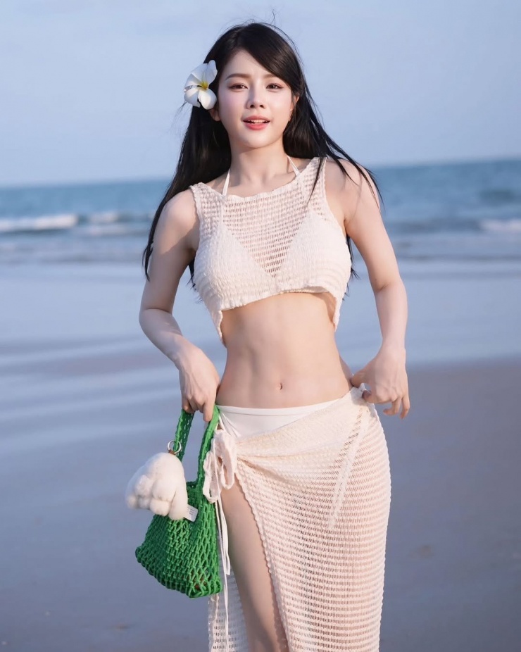 Gia nhập đường đua chào hè, DJ Mie không ít lần "đốt mắt" người xem với những outfit nóng bỏng khi đi biển. Những chiếc váy với thiết kế dạng lưới được nữ DJ nổi tiếng đặc biệt yêu thích.