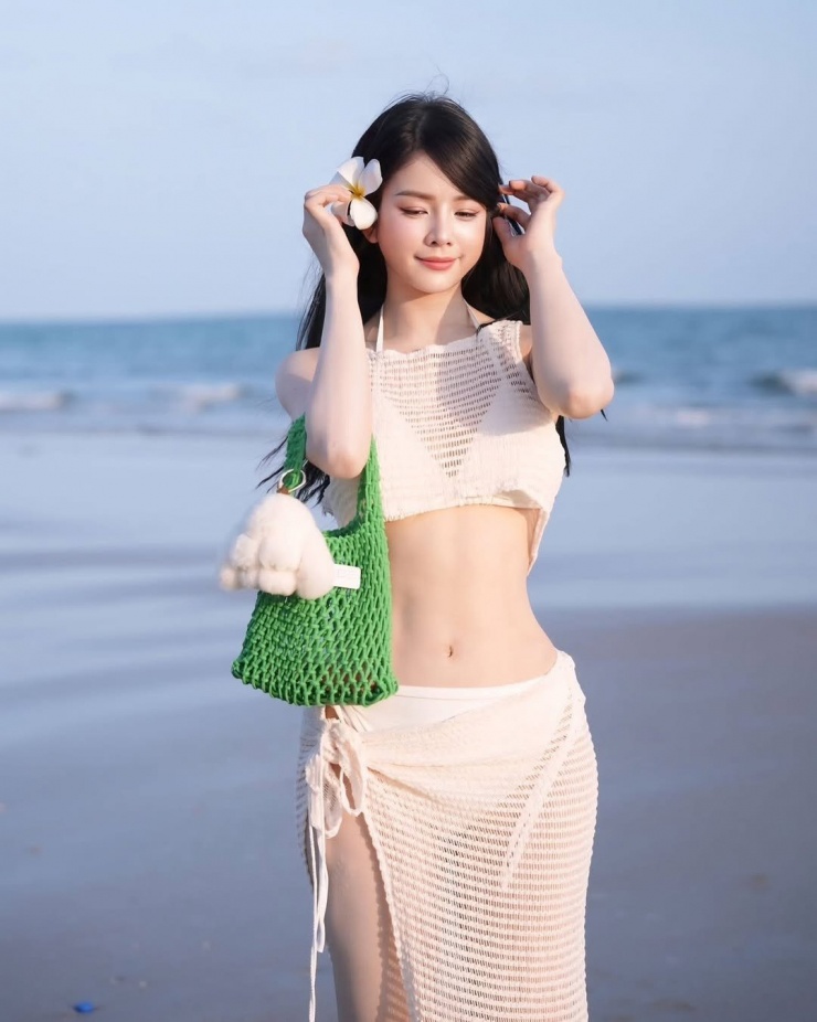 Trong loạt ảnh mới nhất, Mie tiếp tục khiến mạng xã hội dậy sóng với outfit trắng xuyên thấu, mix khéo léo cùng bikini bên trong và điểm xuyết bằng bông hoa đại cài tóc.