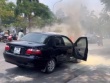 Ô tô bốc cháy ngùn ngụt giữa phố, hai vợ chồng tung cửa bỏ chạy