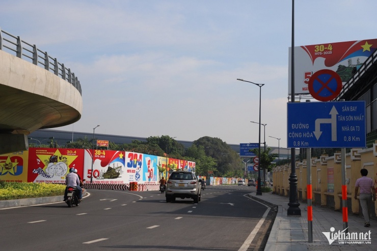 Khu vực trước cổng chính ga T3 sân bay Tân Sơn Nhất sáng 17/5 vắng bóng lực lượng chức năng nên giao thông lộn xộn trở lại. Ảnh: Tuấn Kiệt.