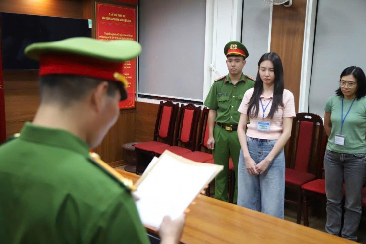 Cơ quan chức năng tống đạt quyết định tố tụng đối với Nguyễn Thúc Thùy Tiên. Ảnh: Bộ Công an