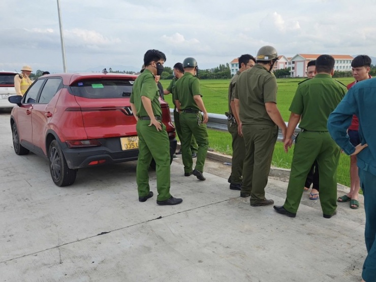 Các đối tượng bị lực lượng Công an chặn lại trên cao tốc.