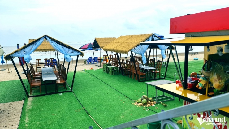 Cảnh khó tin trên bãi biển ở Thanh Hoá: Du khách khổ sở tìm đường xuống tắm - 2