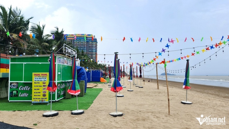 Cảnh khó tin trên bãi biển ở Thanh Hoá: Du khách khổ sở tìm đường xuống tắm - 3