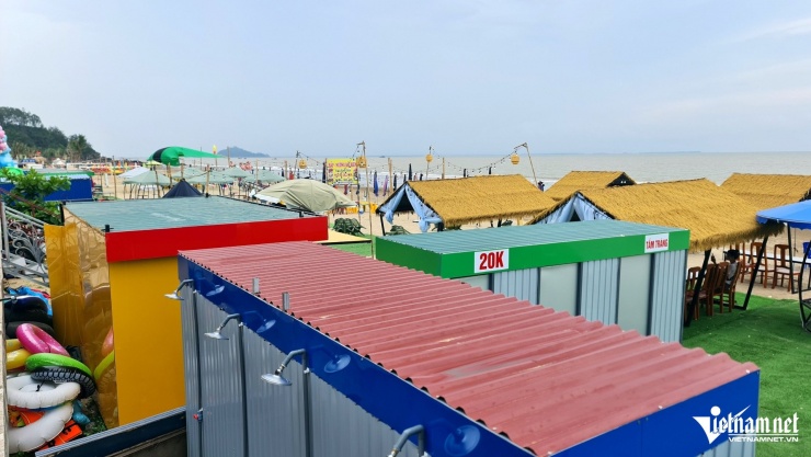 Cảnh khó tin trên bãi biển ở Thanh Hoá: Du khách khổ sở tìm đường xuống tắm - 7