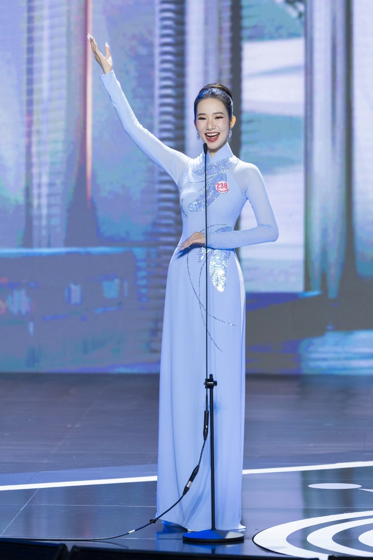 Vượt qua nhiều cô gái vào top 25 Hoa
hậu Việt Nam 2024, Phương Nhi nói hạnh phúc xen lẫn tiếc nuối khi
chia tay những người bạn từng sát cánh tại cuộc thi. "Có thể nhiều
người cho đây là sự may mắn nhưng để góp mặt trong top 25 là sự nỗ
lực, cố gắng. Cảm ơn Hoa hậu Việt Nam 2024 cho tôi thêm kỷ niệm
đáng nhớ và tự hào", cô nói.