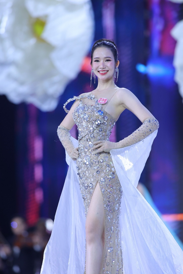 Thí sinh có vòng eo nhỏ nhất Hoa hậu Việt Nam - 12