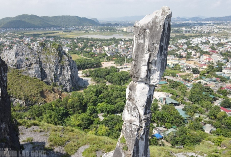 Cột đá bị bong tróc, nứt vỡ sau những lần bị sét đánh
